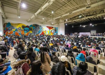 Acreditaron universitarios ante el Alcalde Carlos Peña Ortiz sus Becas entregando documentos