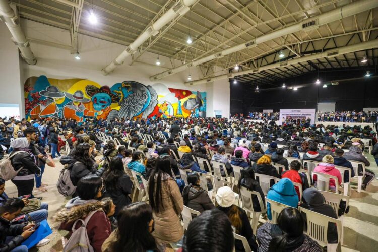 Acreditaron universitarios ante el Alcalde Carlos Peña Ortiz sus Becas entregando documentos