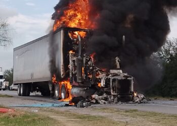 Se incendia trailer en Guémez