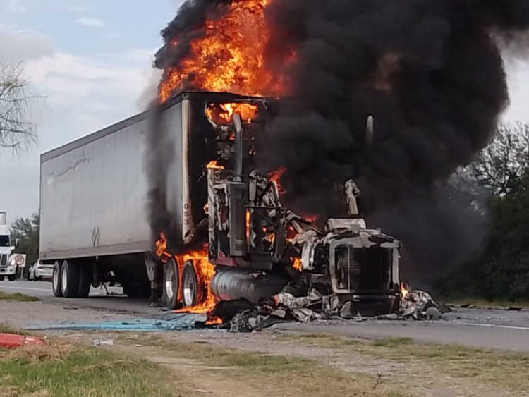Se incendia trailer en Guémez