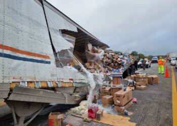 Chocan dos traileres en González
