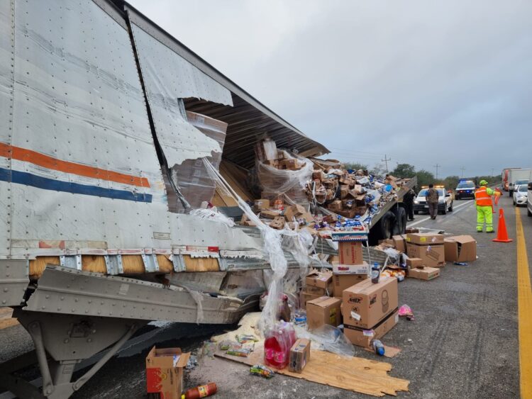Chocan dos traileres en González