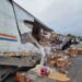 Chocan dos traileres en González