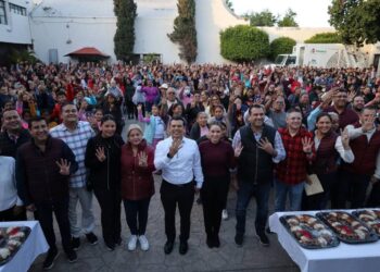 Festejan Lucy y Lalo Día de Reyes con líderes y sus familias