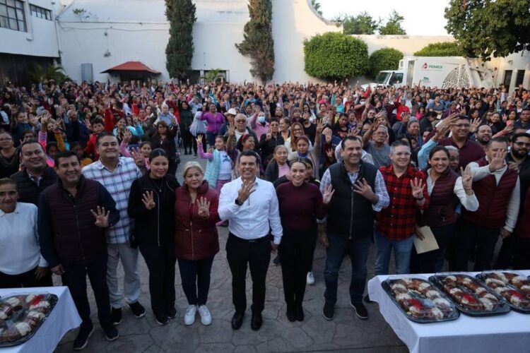 Festejan Lucy y Lalo Día de Reyes con líderes y sus familias