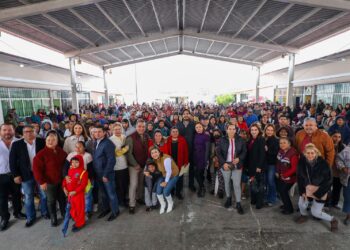 Recibieron familias de Bugambilias apoyo del Gobierno de Carlos Peña Ortiz
