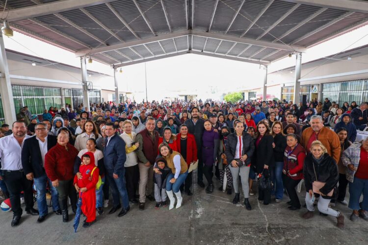 Recibieron familias de Bugambilias apoyo del Gobierno de Carlos Peña Ortiz