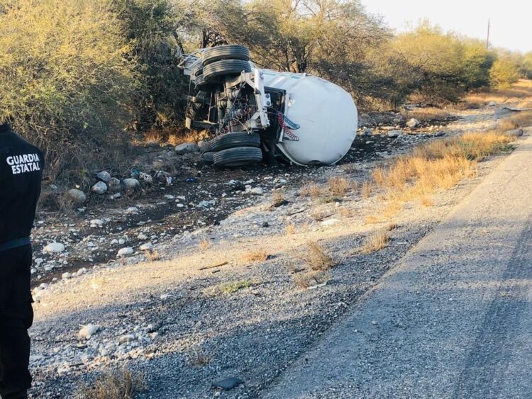 Vuelca pipa con gasolina en Jaumave