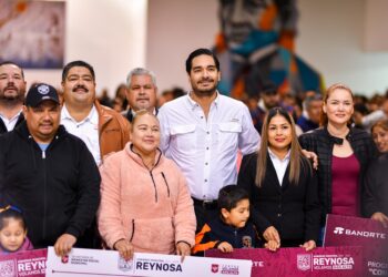 Recibieron estudiantes reynosenses Becas entregadas por el Alcalde Carlos Peña Ortiz