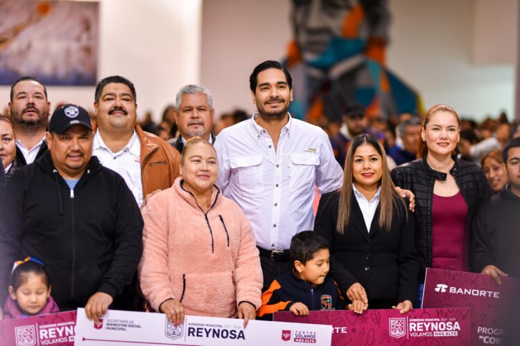 Recibieron estudiantes reynosenses Becas entregadas por el Alcalde Carlos Peña Ortiz