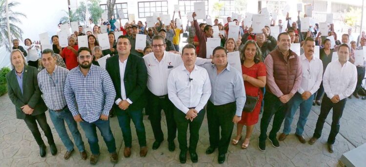 Encabeza alcalde entrega de escrituras a familias victorenses