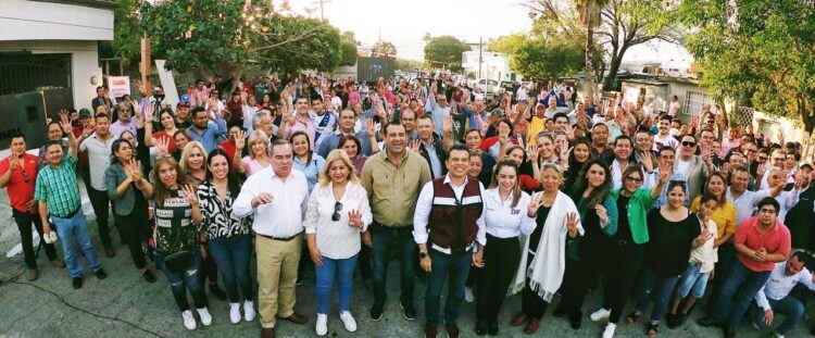 Conviven Lalo y Lucy con vecinos de la Treviño Zapata