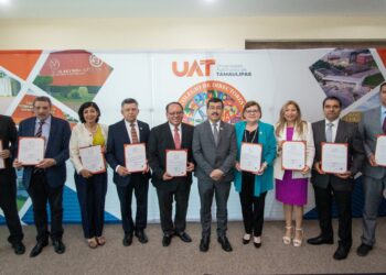 El rector Dámaso Anaya entrega nombramientos a titulares de las secretarías de la UAT