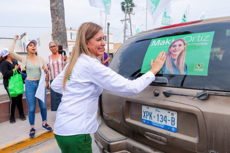 A pie y en automóvil con festivo ambiente manifestaron apoyo a Maki en Díaz Ordaz