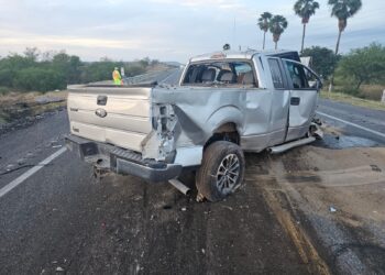 En Llera, chocan tractocamión y camioneta; conductores huyen