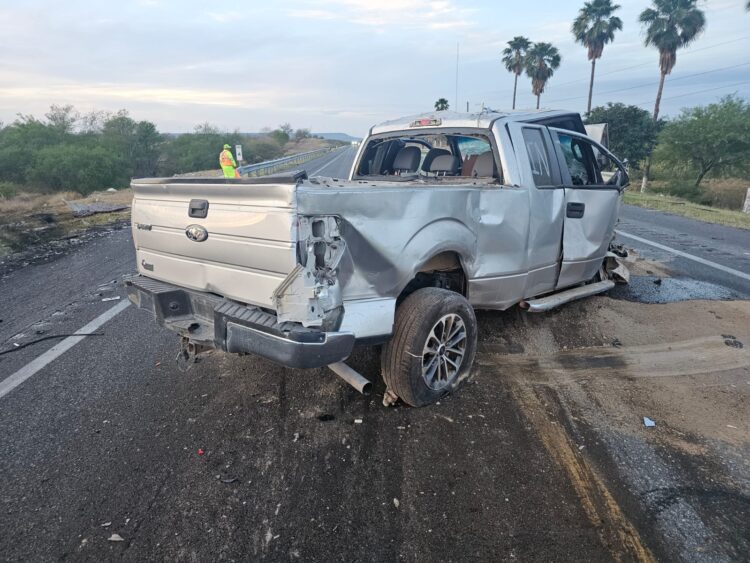 En Llera, chocan tractocamión y camioneta; conductores huyen