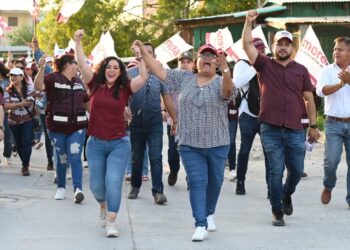 Olga Sosa hace campaña casa por casa en Reynosa