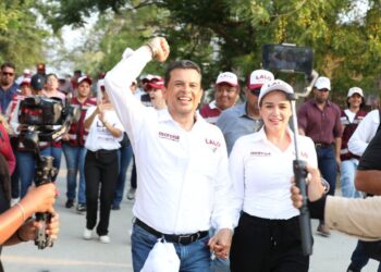 Colonias Enrique Lara y Amalia G. van con Lalo por su reelección