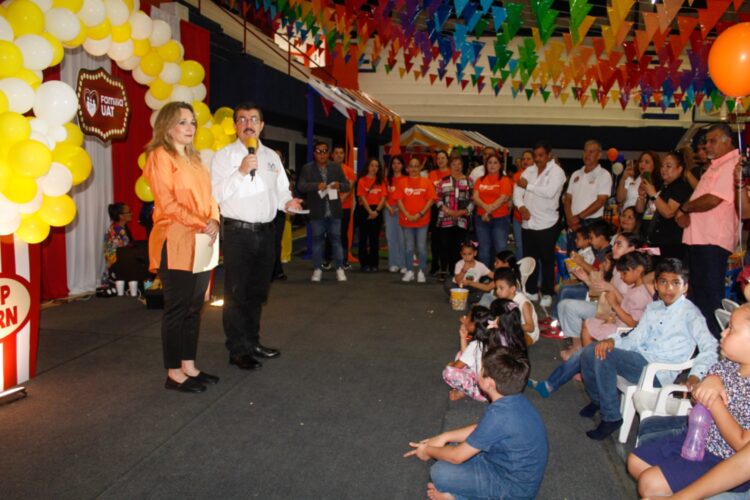Dámaso Anaya y su esposa presiden el festival del SUTUAT por el Día del Niño