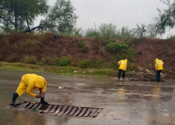 Ante temporada de lluvias, Protección Civil Reynosa destapa alcantarillas y drenes