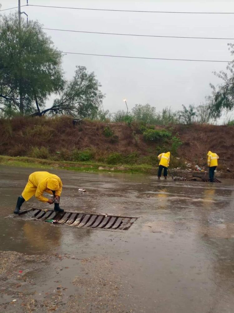 Ante temporada de lluvias, Protección Civil Reynosa destapa alcantarillas y drenes