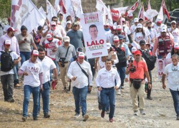 Entre calles y veredas, Gattás llega a la colonia Constitución del 17