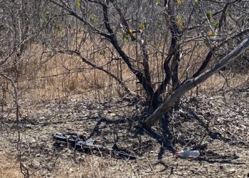 Hallan arma larga y vehículo abandonado con impactos de bala