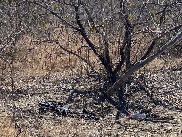Hallan arma larga y vehículo abandonado con impactos de bala