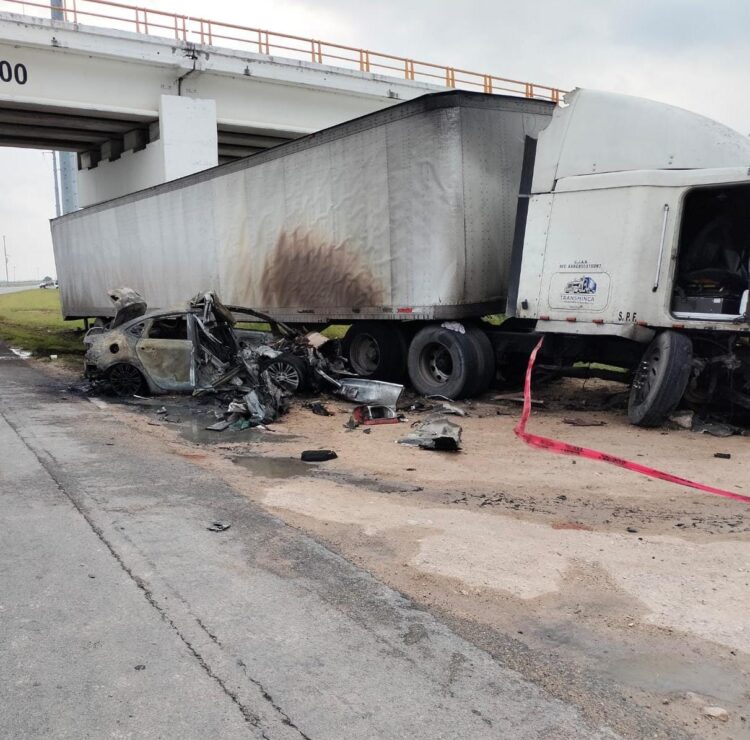 Terrible: Trailer contra carro deja un muerto en Reynosa