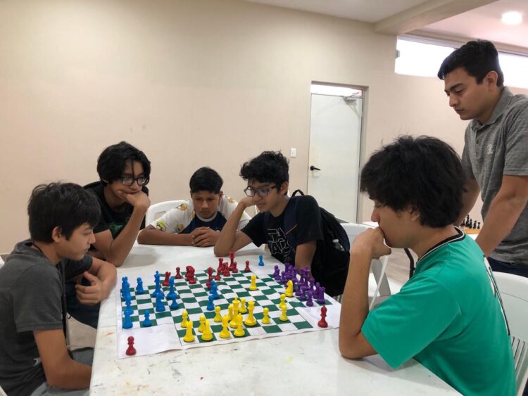 Desarrollan destreza mental en taller de ajedrez