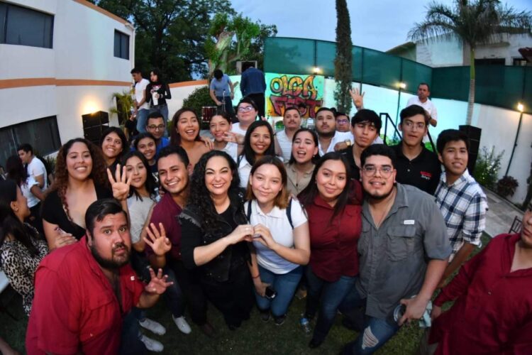 Olga Sosa anda imparable. Se reúne con jóvenes en Victoria