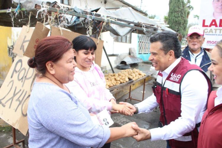 Bajo la lluvia, Lalo Gattas sigue recorriendo colonias de Victoria.