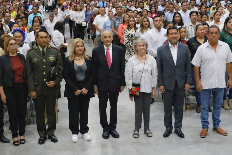 Reconoce Municipio a alumnos y maestros con medalla «Guadalupe Victoria»