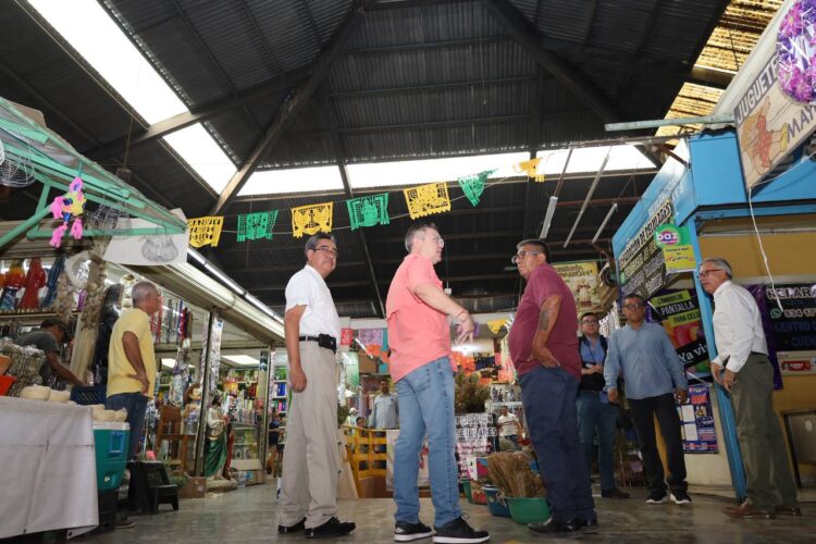 Dialoga presidente en funciones con locatarios del Mercado Argüelles