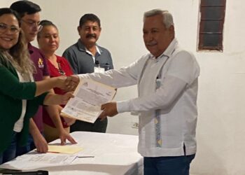 En Guémez,  Loreno Morales recibe constancia como presidente electo