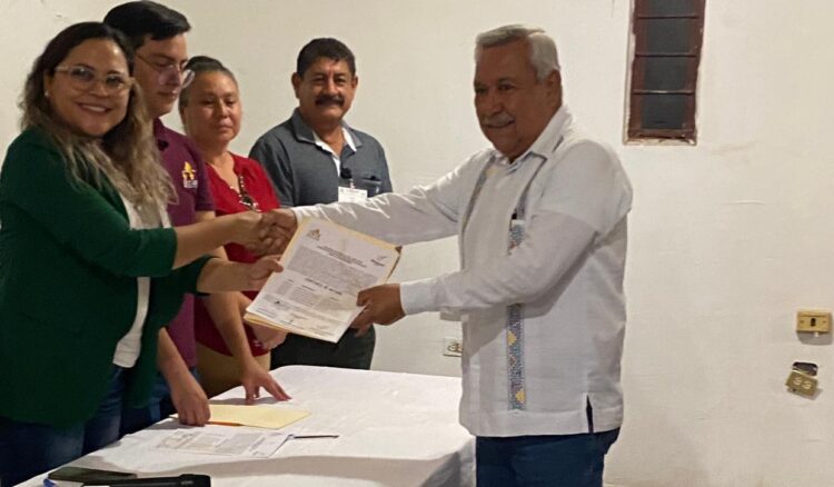 En Guémez,  Loreno Morales recibe constancia como presidente electo