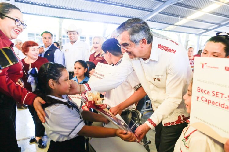 Entrega Américo becas que benefician a 54 mil estudiantes de Tamaulipas