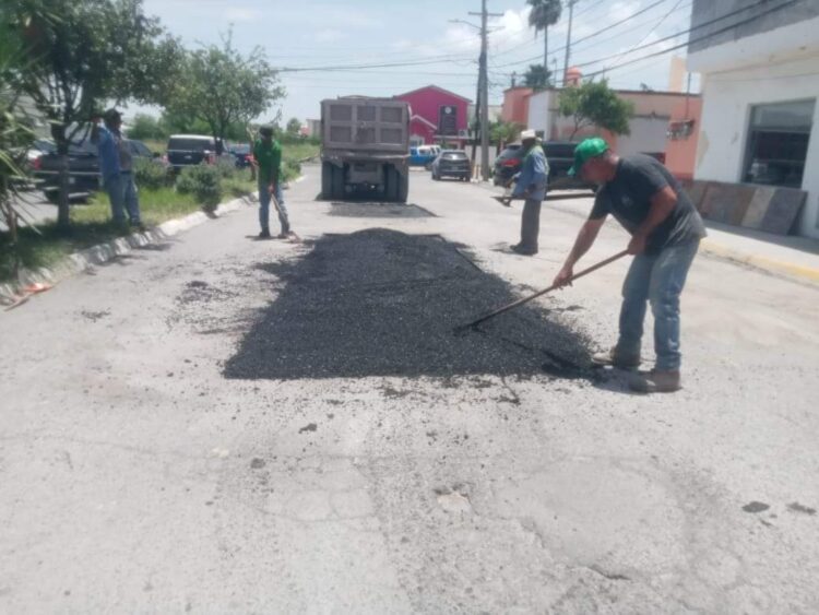 Bacheo y mejoramiento de pavimentos, por instrucciones del alcalde Carlos Peña