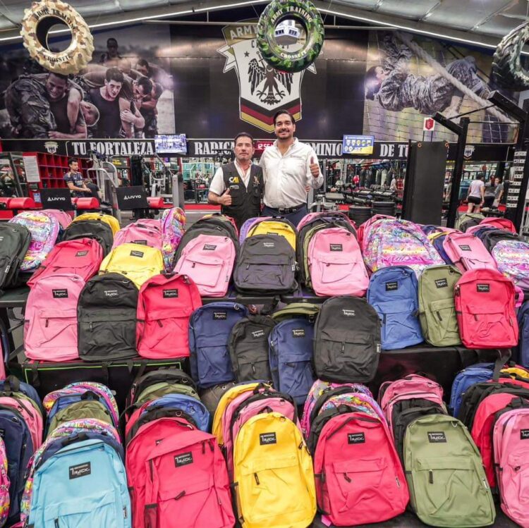 Empresa dona al ayuntamiento de Reynosa 200 mochilas para el programa “Reto Util”