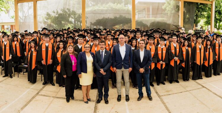 Egresan 310 estudiantes del bachillerato de la UAT en Ciudad Mante