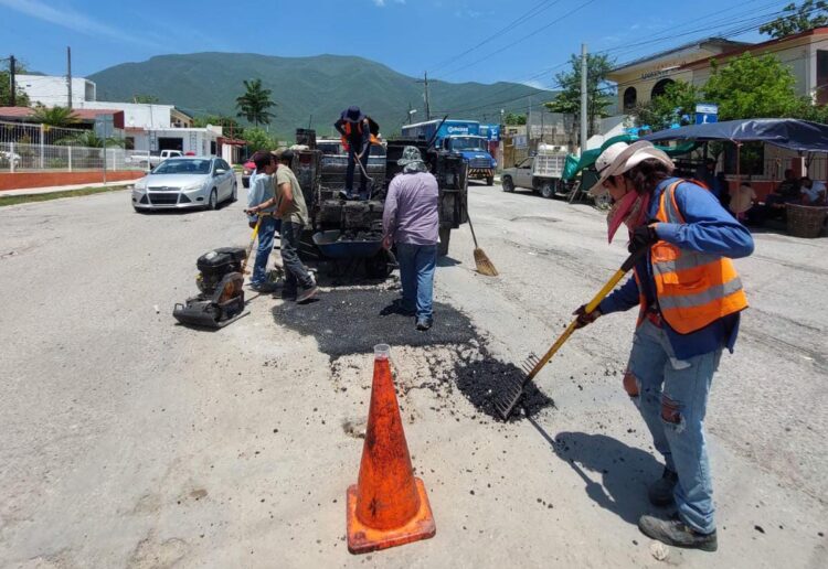 Con material reciclado y de manera preventiva reparan baches en Victoria