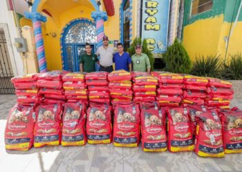 Entregó Carlos Peña Ortiz 200 bultos de croquetas a asociación animalista a nombre del Municipio