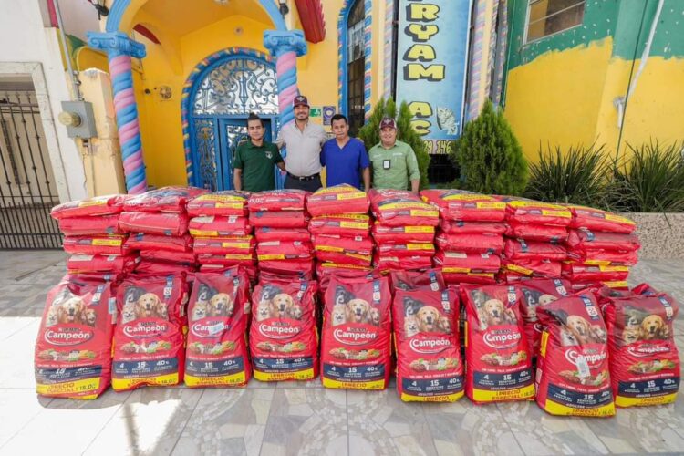 Entregó Carlos Peña Ortiz 200 bultos de croquetas a asociación animalista a nombre del Municipio