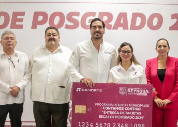 Carlos Peña entregó más de 500 tarjetas de becas a estudiantes de posgrado