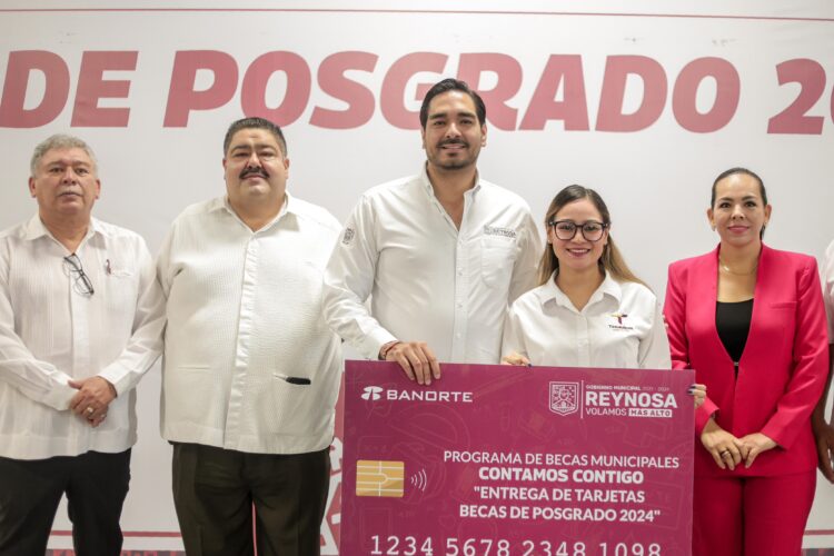 Carlos Peña entregó más de 500 tarjetas de becas a estudiantes de posgrado