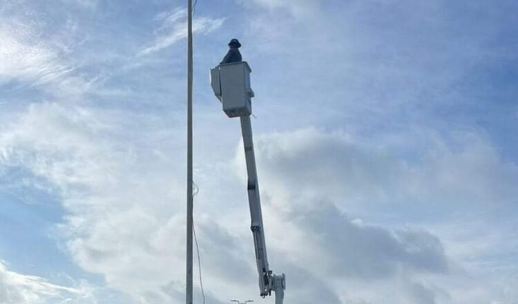 Ayuntamiento de Reynosa  instala lámparas en carretera a Río Bravo