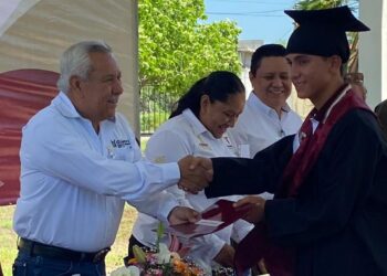 Ejido “Viento Libre”: Seis jóvenes bachilleres… Un padrino de lujo
