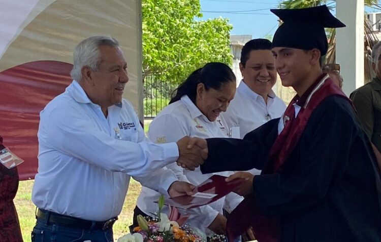 Ejido “Viento Libre”: Seis jóvenes bachilleres… Un padrino de lujo