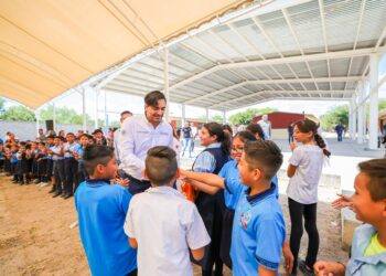 Entrega Carlos Peña Mallasombra que beneficia a 500 estudiantes