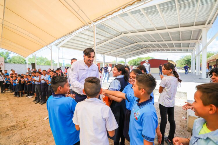 Entrega Carlos Peña Mallasombra que beneficia a 500 estudiantes